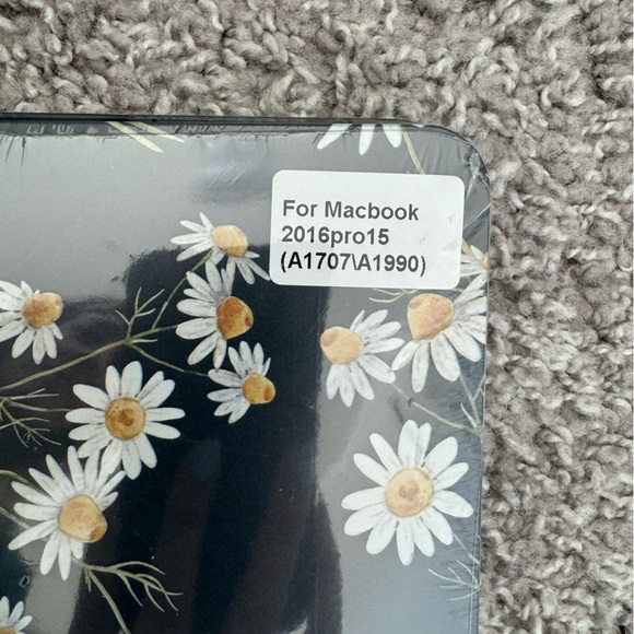 NWT MacBook Pro 15” Daisy Computer Case with keyboard cover - Picture 4 of 4